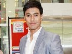 Alek&Chompoo&Ploy&Rita拍CH32016年历 S Kantapong承认与某生意人士交谈 