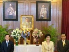泰国前总理英拉去大皇宫签名祝贺泰王身体安康