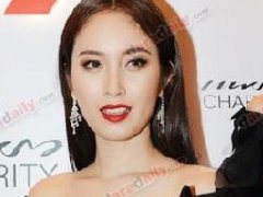 泰国最美人妖皇后Poy恢复单身状态 香港牵手逛街男士只是朋友