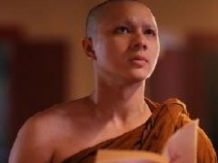 泰国男星Charlie为了拍摄最新电影《罪行》剃光满头秀发