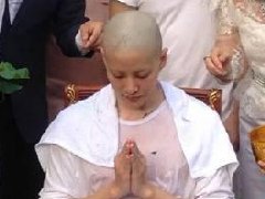 泰星Mike在Traimit庙进行剃度 女友Sarah和儿子Maxwell出席仪式