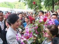 泰国前总理英拉出庭稻谷典押案 民众献花鼓励