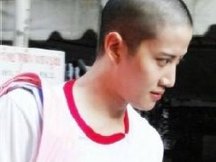 泰星Mike短期出家修行昨日已还俗 向僧人和父母行礼