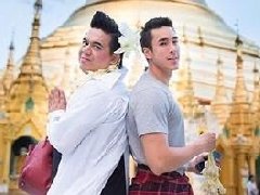 泰星Nadech与妈妈缅甸做功德 穿纱笼装帅气逼人