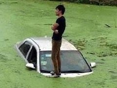 泰国淡定哥倒车入湖淡定等待救援 虽悲剧单不失好笑