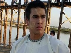泰星Nadech穿纱笼游缅甸 获缅甸粉丝点赞