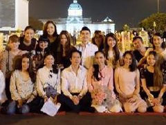 泰星Aump和男友Amp及朋友为Por祈福