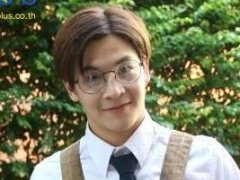 泰星March中分头变身萌憨职业男出演NAT新歌MV