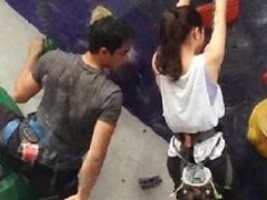 网友拍到泰星Nadech和神秘女生一起攀岩 证实是Mew