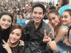泰星Pope携搭档Mew、Ploy、Namtarn、Diana签售年历