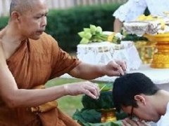 泰国naluang寺主持为Nadech剃发 为其短期出家修行仪式做准备