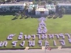 泰国1988名海军陆战队员排出花样造型为泰王庆生