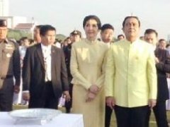 泰国总理巴育携同政府官员皇家田为泰王祝寿布施