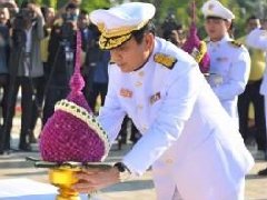 泰国总理巴育向七世皇纪念碑敬献花圈庆祝泰国宪法纪念日