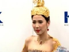 泰星AumP与男友Amp一起在拉玛五世纪念碑为家人和Por祈福