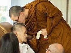 泰星Nadech出家修行期满回家看望家人 亲吻生病的爸爸