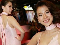 泰星Baifern驾驭性感造型得心应手