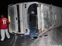 旅游大巴泰国攀牙翻车 18名中国游客受伤
