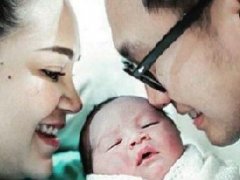 泰国歌手Tata顺利产下儿子小名Ray 与丈夫Mo发布儿子照片