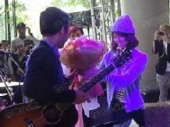 泰星Dan与女友Pattie舞台甜蜜秀 称近几年不会结婚