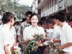 你知道泰国前总理英拉年轻时有多美吗?男生排队送花