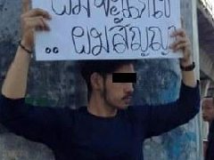 泰国帅哥高调举牌向女友道歉 高颜值引关注