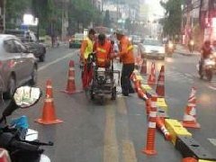 泰国曼谷asok区为解决交通拥堵禁止车辆拐弯