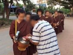 泰国女修士穿僧服化缘引热议 
