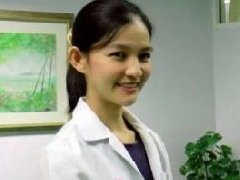 泰国最美女医师连身洋装路边救人