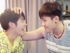 泰国帅哥们情人节秀恩爱 借此机会公布性取向