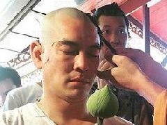 泰星Chakrit泰国大城府出家修行 其妻Woonsen出席仪式