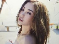 泰星Pang离婚近1年 裸背露胸拍诱惑写真