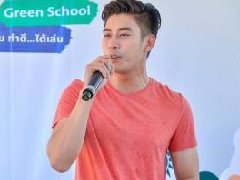 热心公益:泰星Kenp为孩子们亲手种树刷墙
