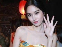 泰国最美人妖Poy穿范冰冰同款龙袍 气质甜美