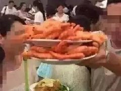 中国游客泰国吃自助餐疯狂铲虾 网友:没吃过虾?