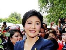 泰国前总理英拉最后一次出席听证会 获赠鲜花