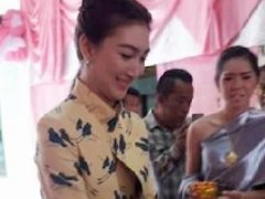 泰星Pancake参加弟弟的婚礼 着传统泰式服饰风情万种