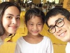 功德cp:泰星Nadech与Yaya一身白衣携手共做功德