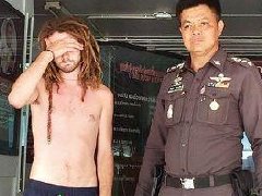 泰国清迈泼水节有人衣着不当 破坏形象被警方控制