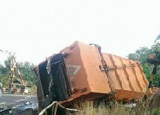泰国南下火车碰上垃圾车 致一死四伤