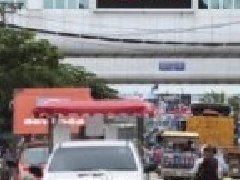 宋干期间泰国口岸贸易火爆 聚集上万人选购礼物和商品