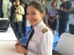 泰国空军招女飞行员 第一天就来了个美女