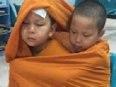 泰国医院感人一幕 哥哥生病小和尚拿袍裹住