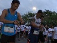 泰国迷你马拉松 易三仓大学生慈善领跑