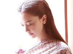 泰星Noon展示泰式服饰柔美 似有似无妆容加上传统服饰