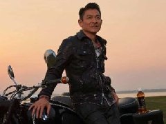 刘德华泰国拍广告 无视40度高温仍穿皮褛