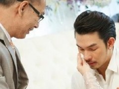 泰星Umm阿提查·春那侬父亲脑血管破裂去世 悲伤落泪