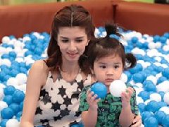 泰星Por遗孀Bow网上晒结婚照 女儿Mali思父情深