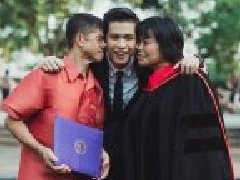 泰国曼谷大学一硕士毕业生照引关注 为父母穿上自己的硕士服