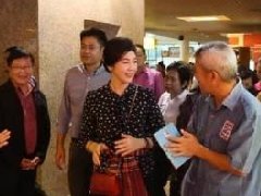 泰国前总理英拉东北部之行受到众多民众欢迎